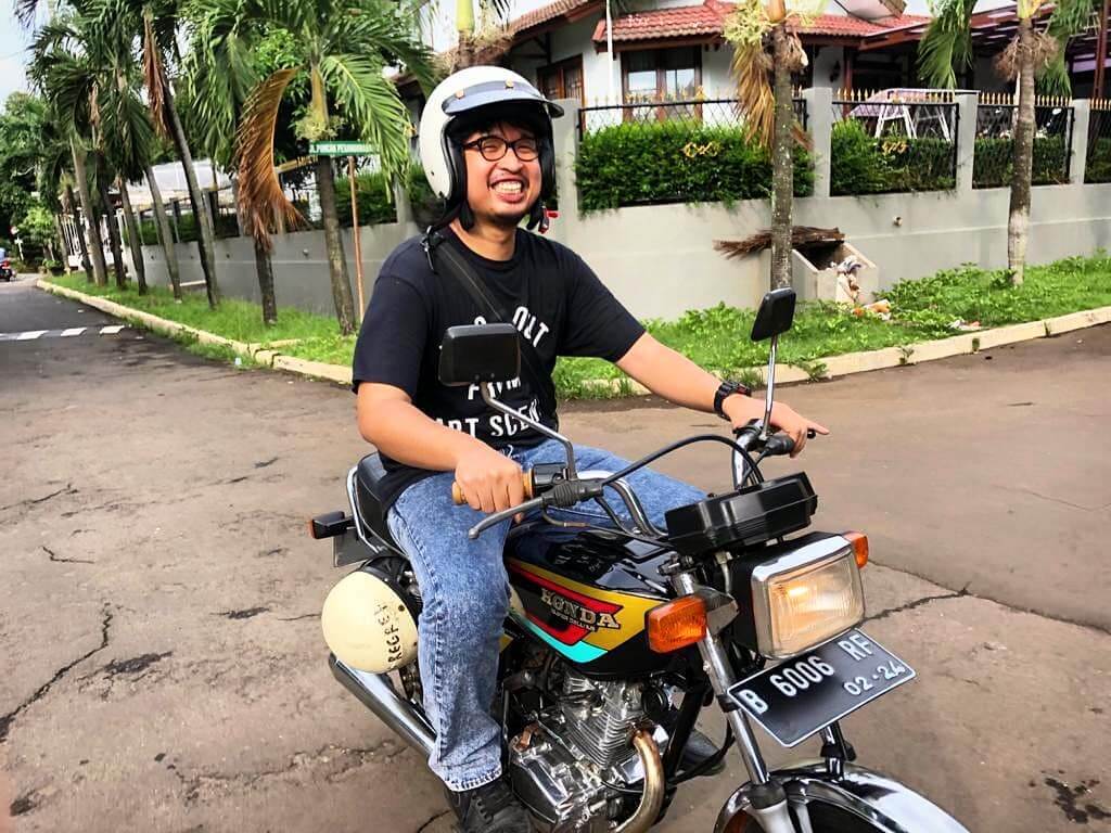 Ajis banyak menghabiskan waktu luang dengan mengurus hobi